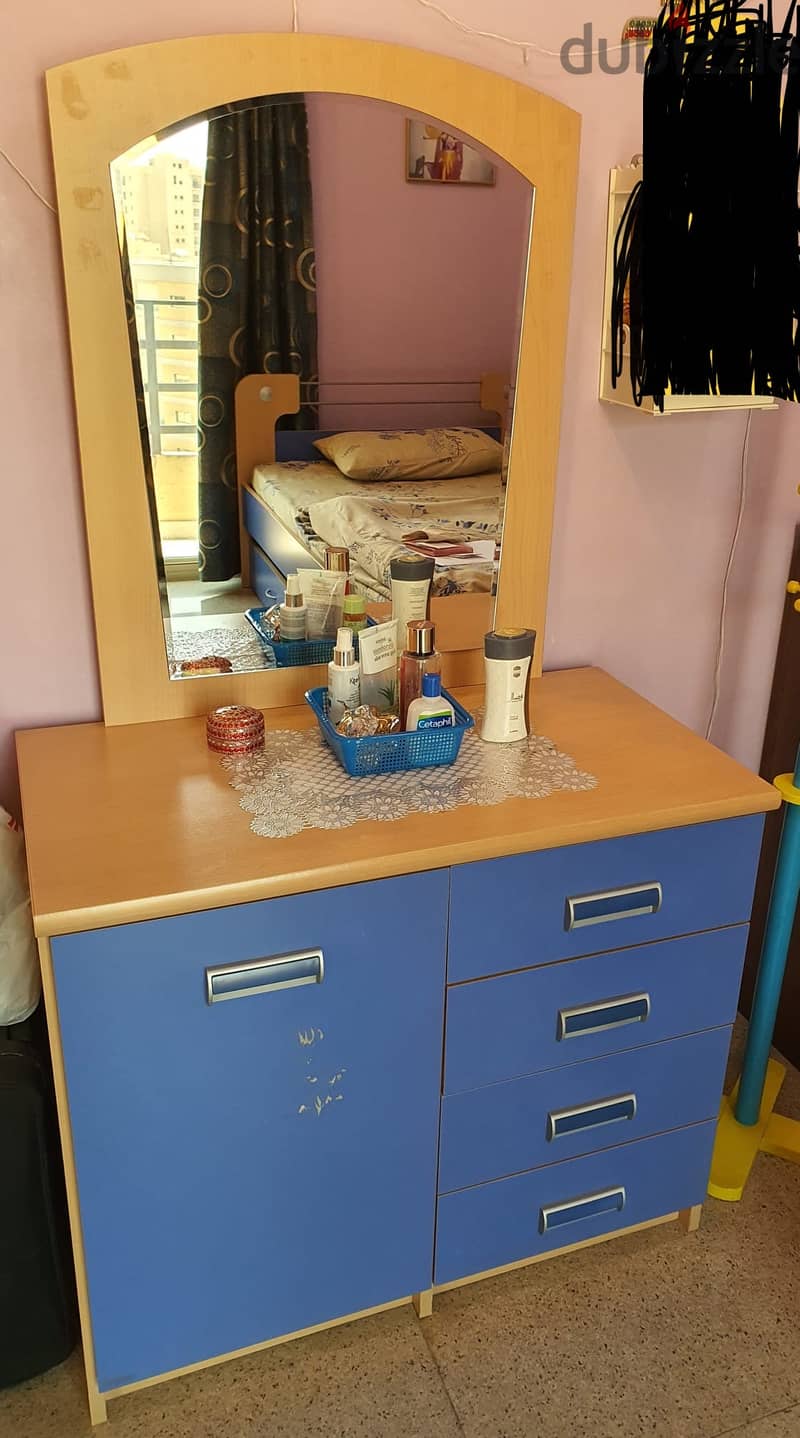 Bedroom set and decorative pieces for sale 14