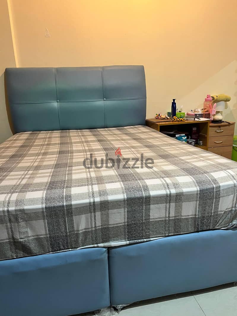 Queen size bed for sale 1