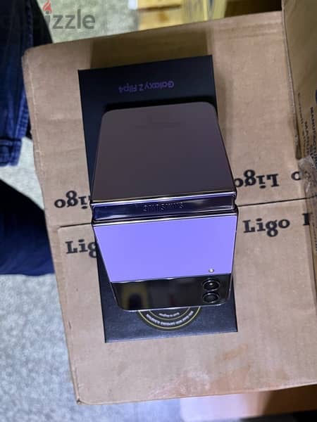 Samsung Z Flip 4 (Purple) 256GB - Amazing Condition, No Scratches! 2
