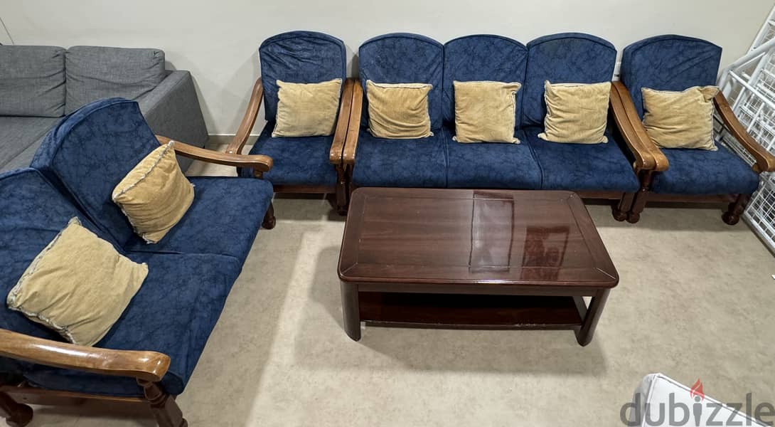7 seater sofa with a tea table 0