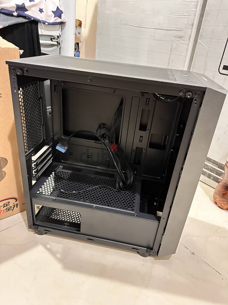 Pc case for sale good as new with box 1