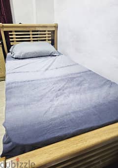 سرير فردي ٩٠x١٩٠ سم بحالة ممتازة بدون المرتبة