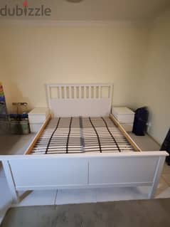 سرير خشب صلب من ايكيا ٢٠٠x١٦٠ مع خزانتي ادراج صغيرتين لون ابيض 0
