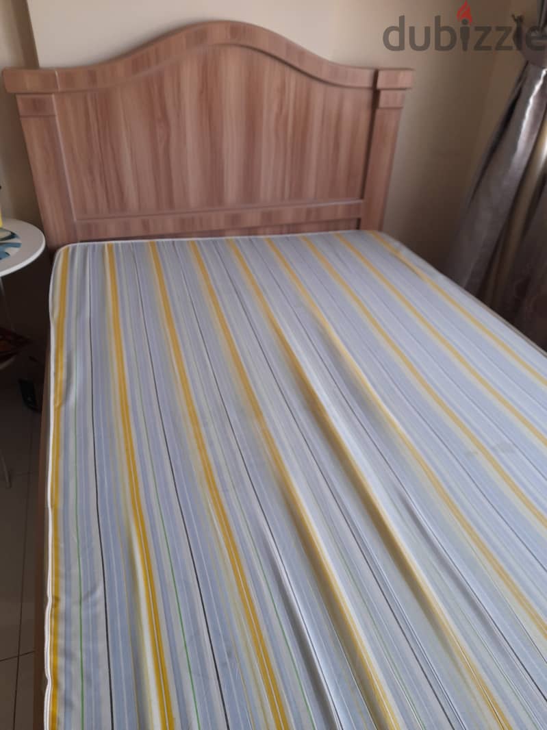 Single bed , 6"X4" in very good condition,  with Mattress 0