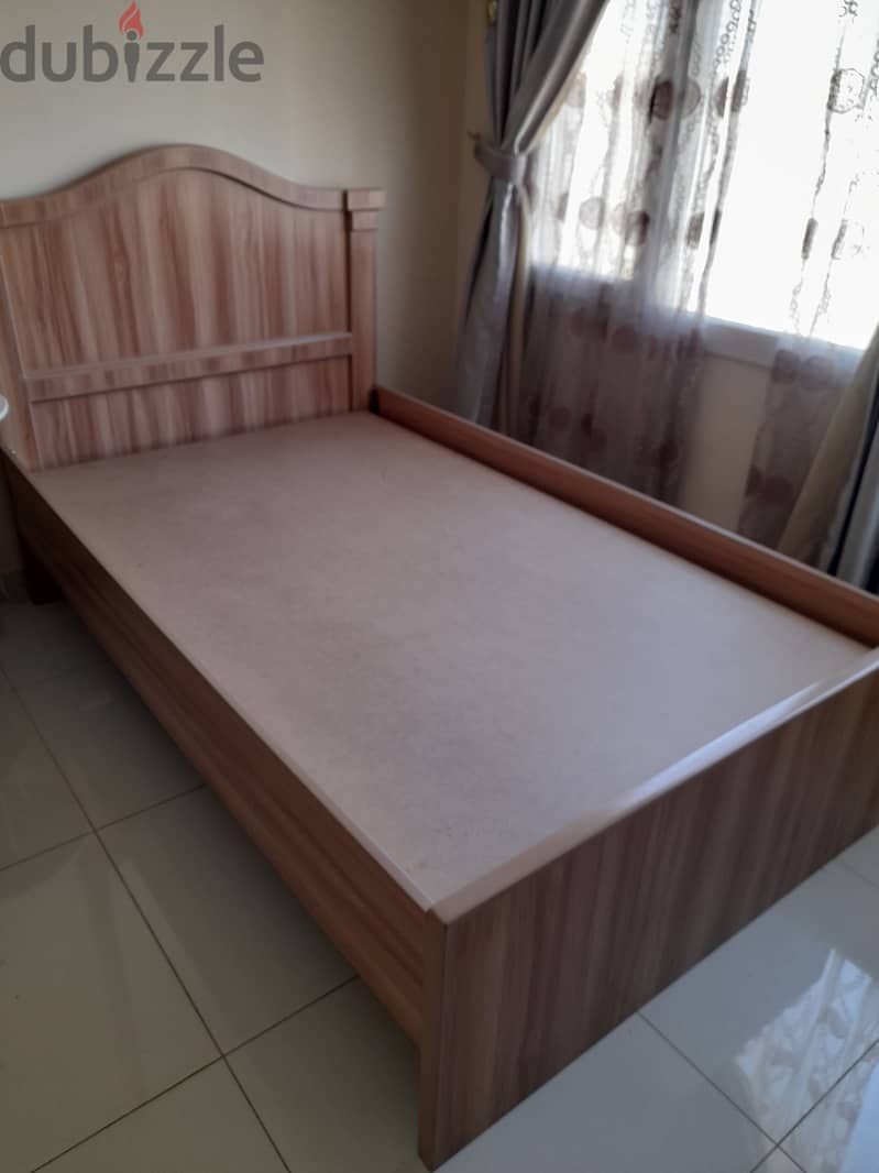 Single bed , 6"X4" in very good condition,  with Mattress 3