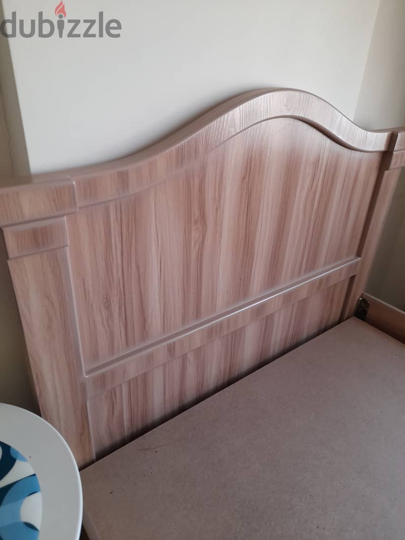 Single bed , 6"X4" in very good condition,  with Mattress 4