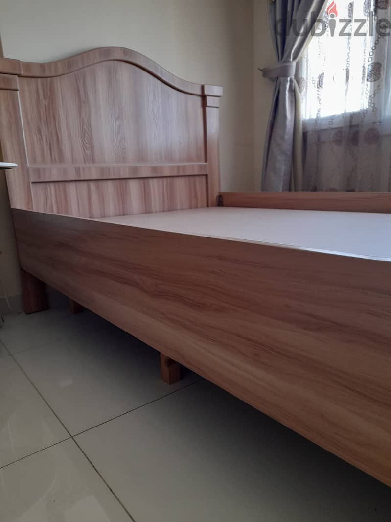 Single bed , 6"X4" in very good condition,  with Mattress 6