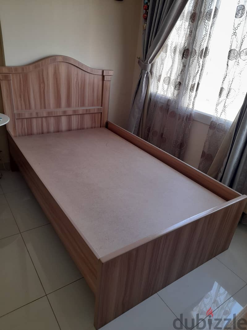 Single bed , 6"X4" in very good condition,  with Mattress 7