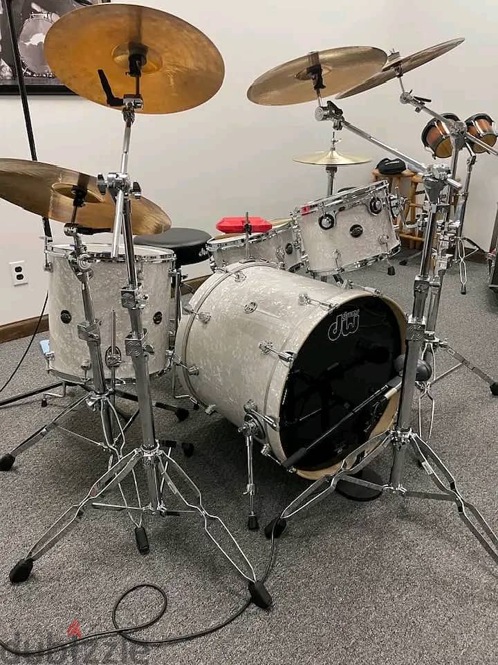 Set of DW Drum Kit For sale with accessories and hardware 0