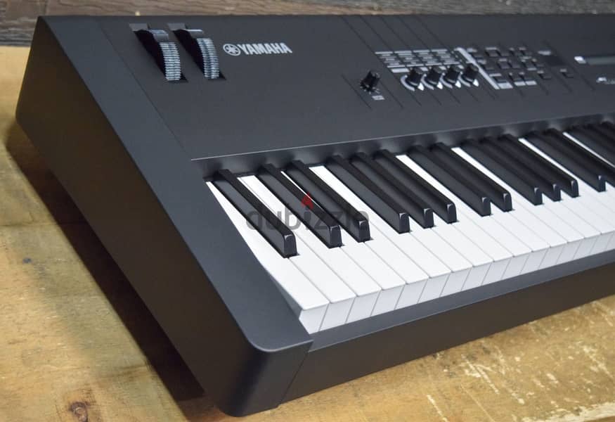 Yamaha MX88 Synthesizer 0