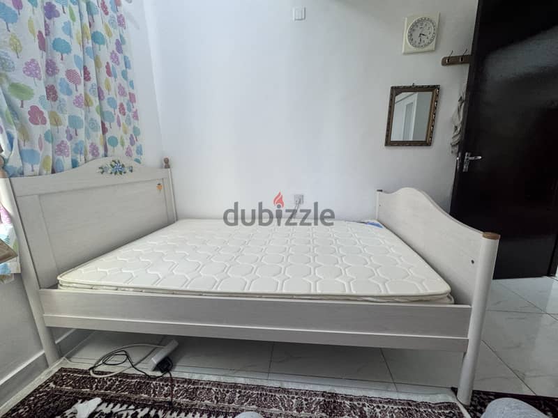 Bed with mattress for sell 0