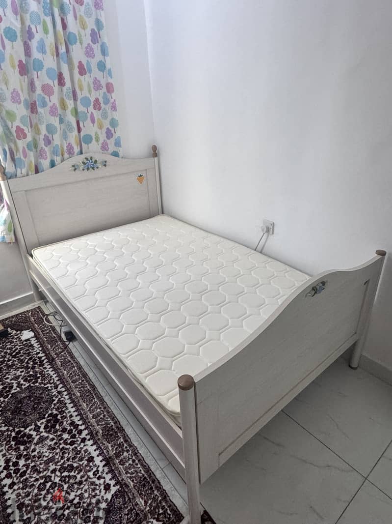 Bed with mattress for sell 3