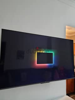 Smart TV UHD + full motion wall bracket