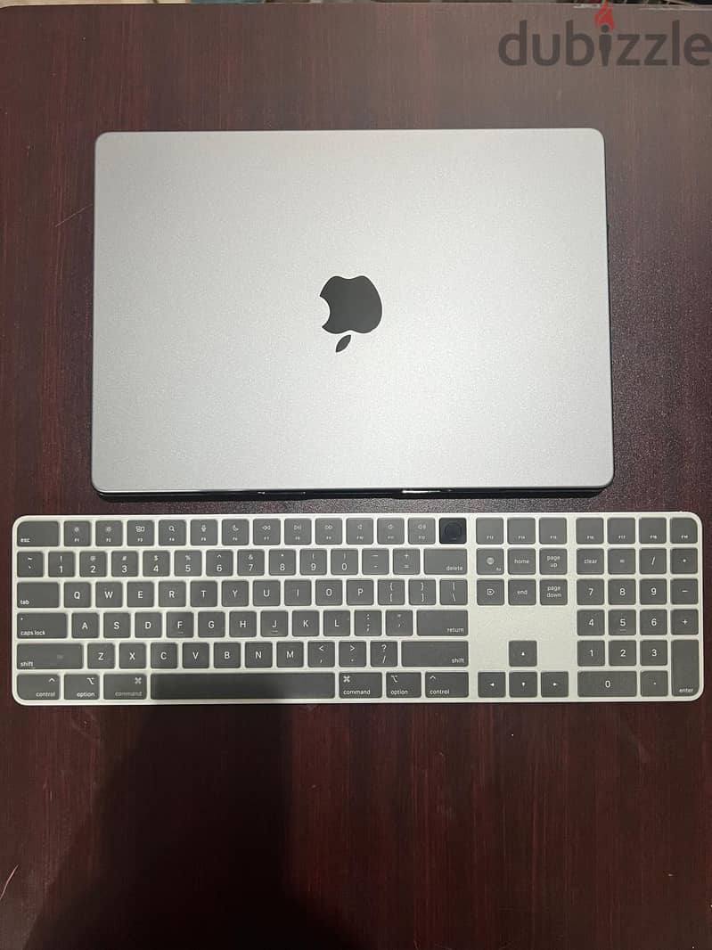 Apple MacBook Pro Laptop M2 Max chip 2