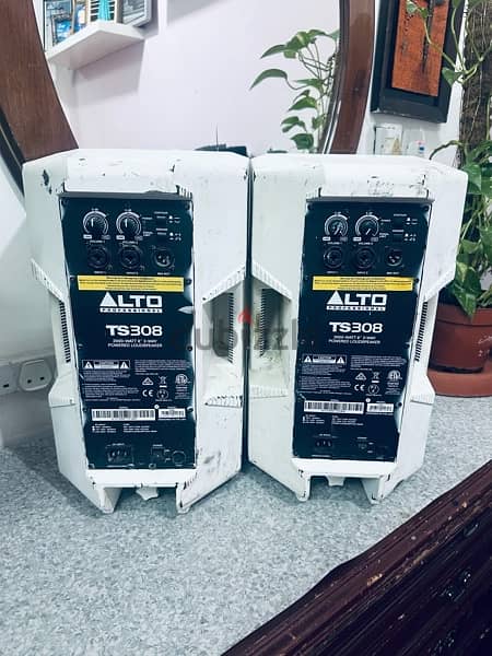 Alto active 2000watts each speaker 4