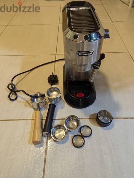 Delonghi Coffee Machine with accessories 0