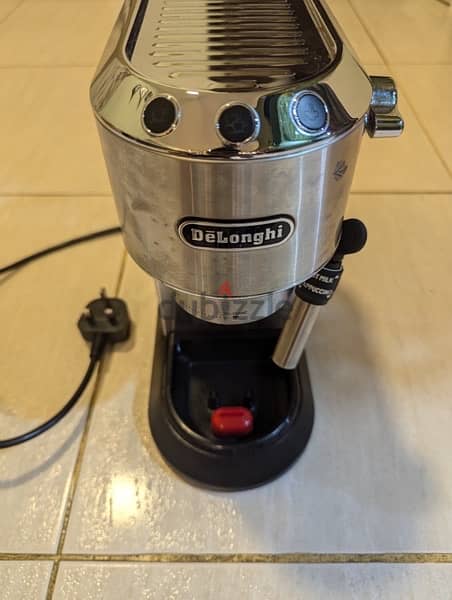 Delonghi Coffee Machine with accessories 1