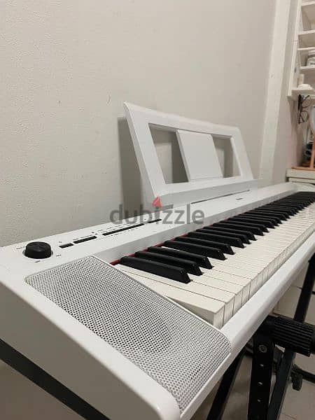 Yamaha Piaggero NP32 white with stand 1