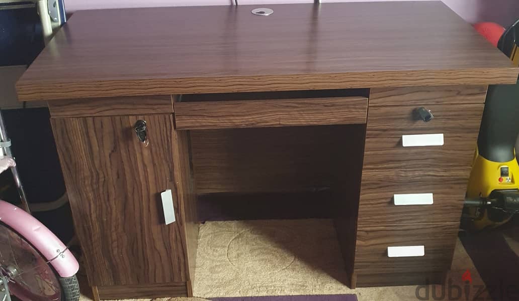 عدد ٢ مكتب استعمال خفيف 2 desk good condition 3