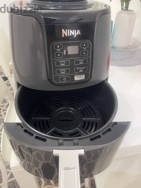 AIR FRYER 3.8L NEW, VERY CLEAN WITH BOX KD20 4