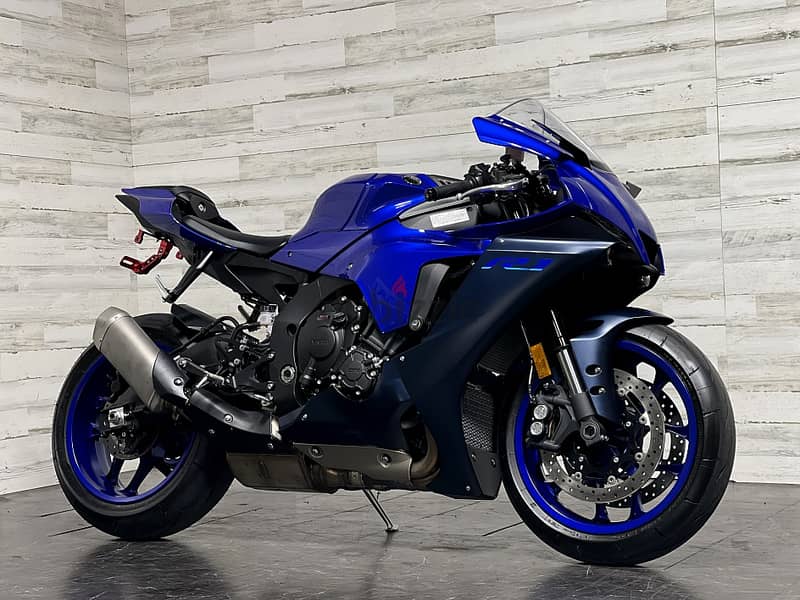 2023 Yamaha R1  +974 6657 4363 1