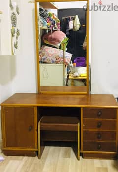 Dressing table with chair 0