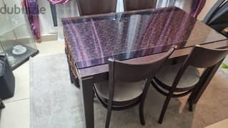 Dining table with 4 chairs مائدة طعام مع اربع كراسي بحالة جيدة جدا 0