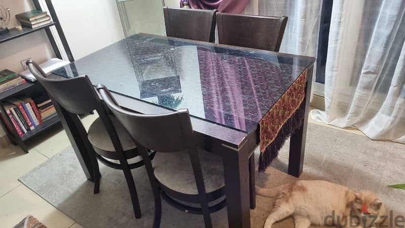 Dining table with 4 chairs مائدة طعام مع اربع كراسي بحالة جيدة جدا 1