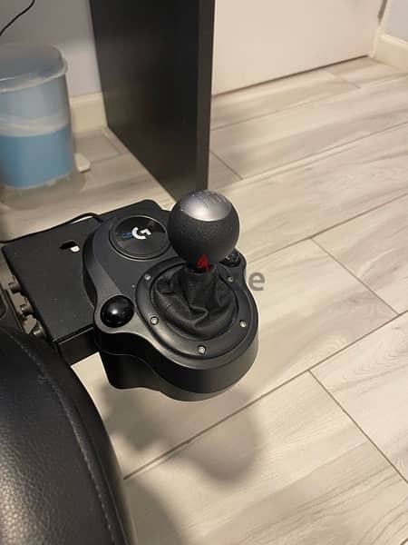 Logitech racing wheel with chair 3