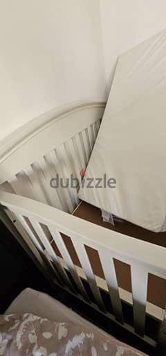 wooden crib 0