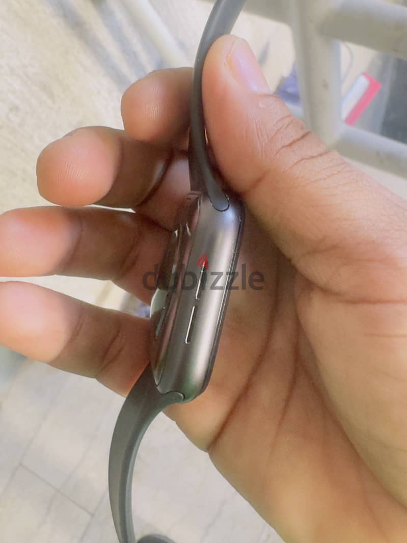 Apple Watch SE 44 mm littile cracked 1