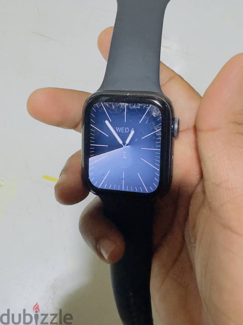 Apple Watch SE 44 mm littile cracked 2