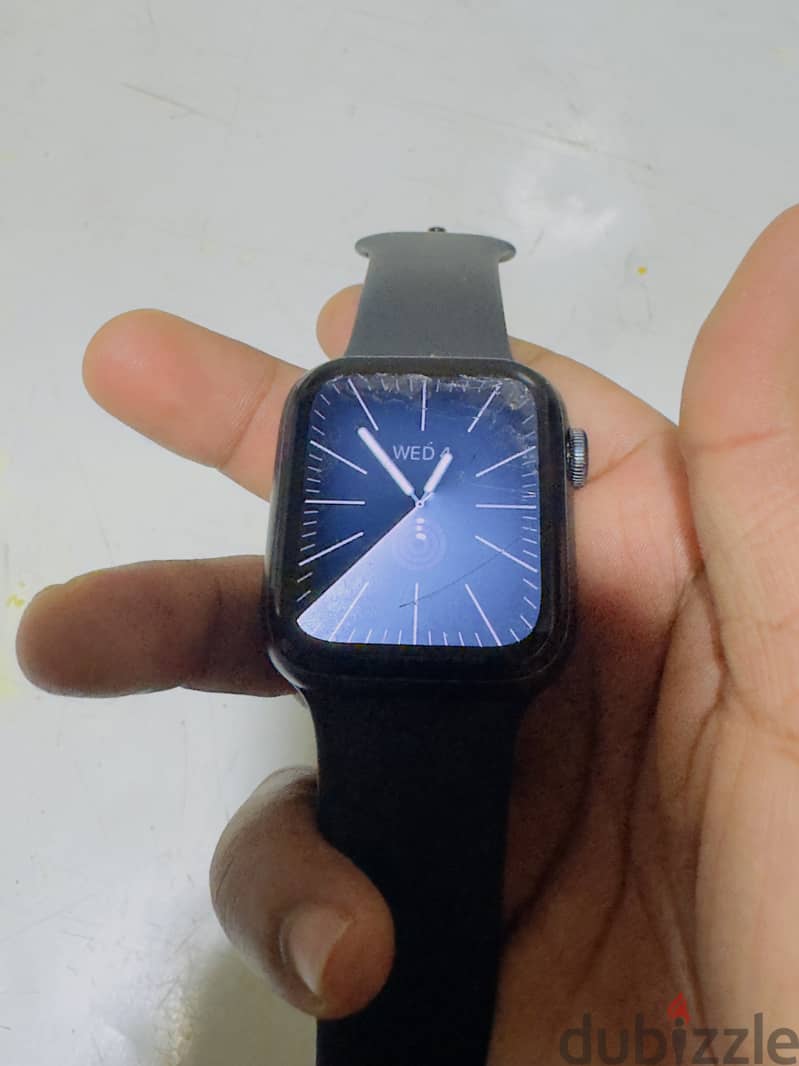 Apple Watch SE 44 mm littile cracked 3