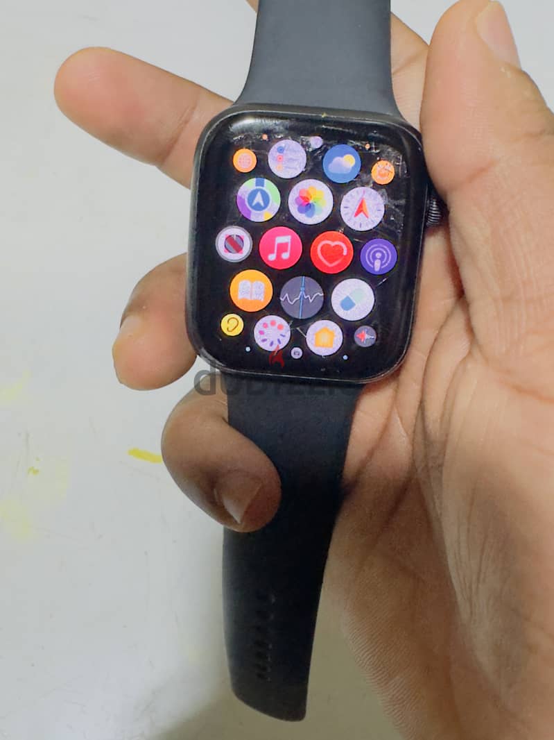 Apple Watch SE 44 mm littile cracked 4