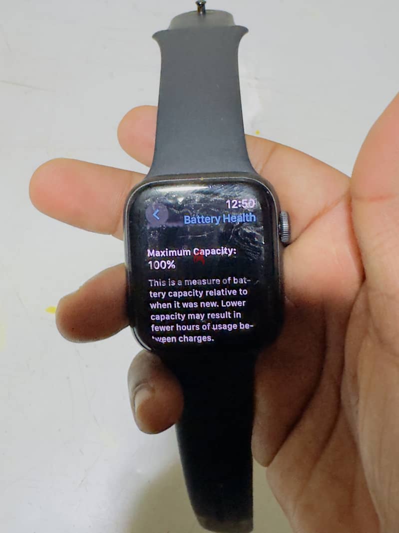 Apple Watch SE 44 mm littile cracked 5