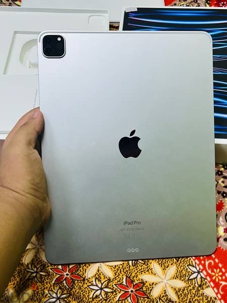 ipad pro 12.9 M2 (6th generation) with Magic Keyboard 1