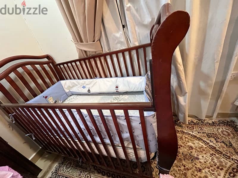 baby crib from center point with matress from albagly all like new 2