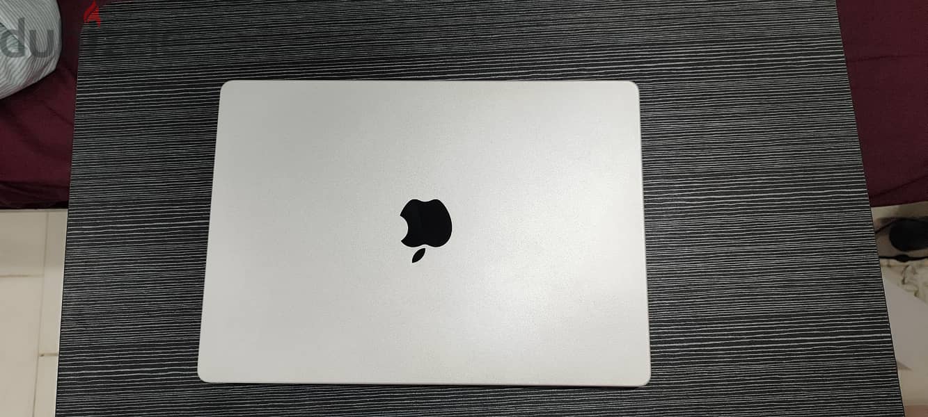 Macbook pro 14" with m3 chip 8GB unified memory 512GB SSD 5