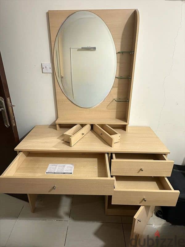 Safat Dressing Table with rounded mirror 1