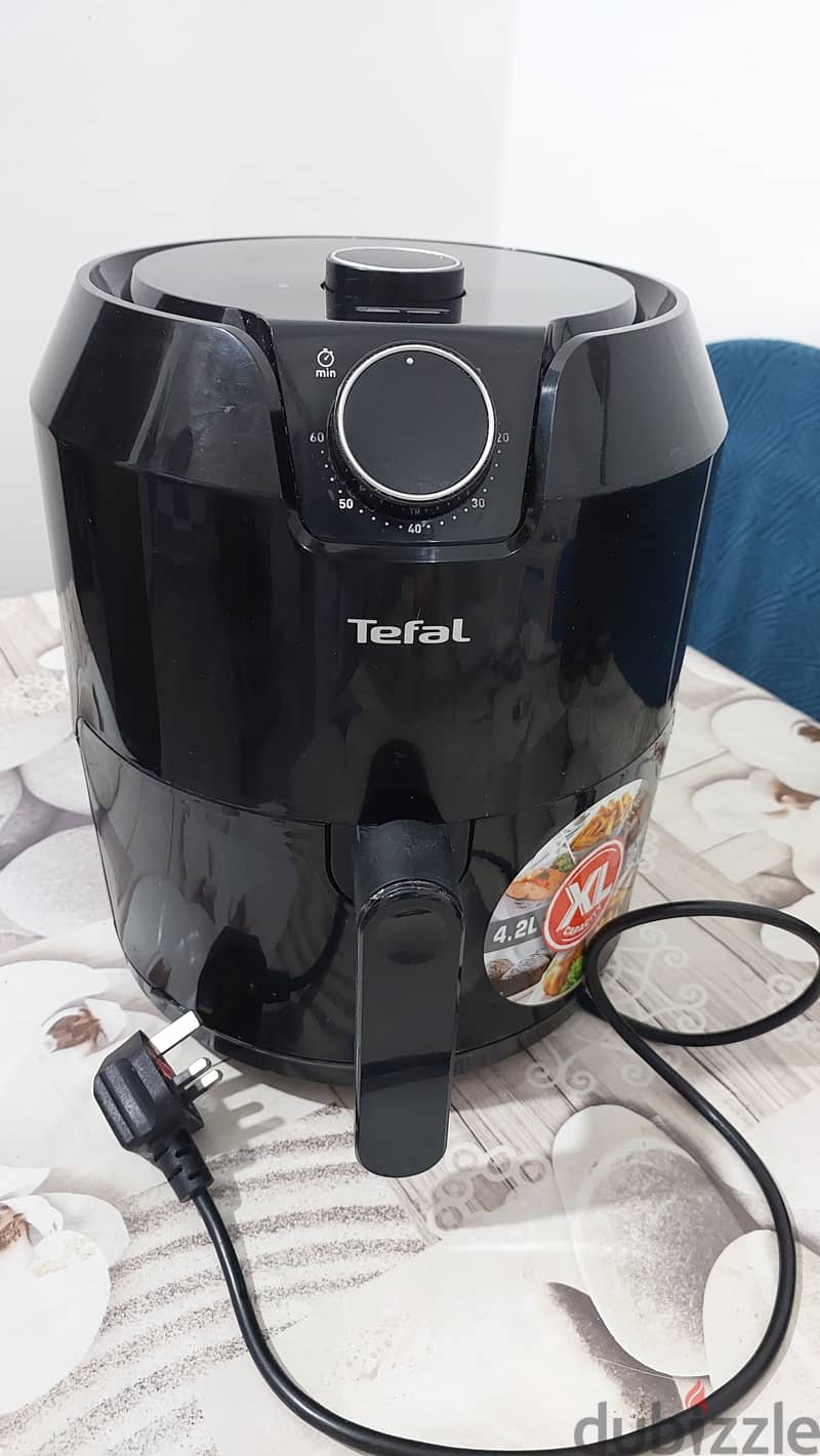 Airfryer [used looking new. . rarely used ] 1