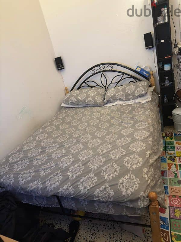 Queen size bes with mattress 1