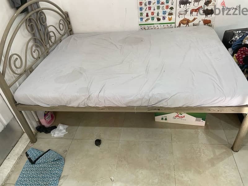 Metal frame Bed with Mattress 0