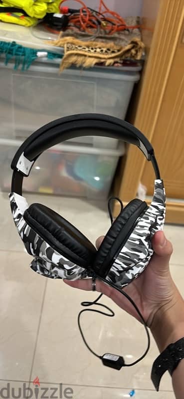 White camo headphones with microphone 0