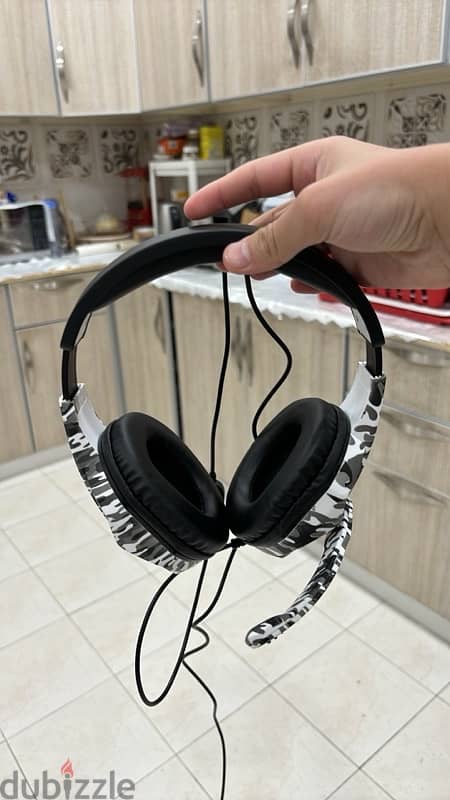 White camo headphones with microphone 1