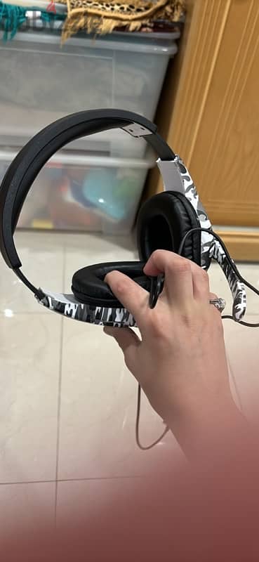 White camo headphones with microphone 2