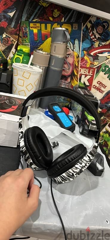 White camo headphones with microphone 3