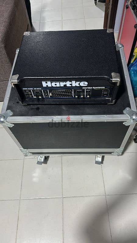 hartke bass guitar amp with hard box. 4