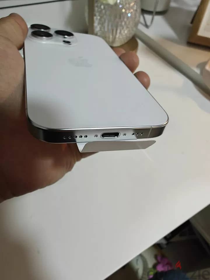 Apple iPhone 16 Pro 256 GB White Titanium 2