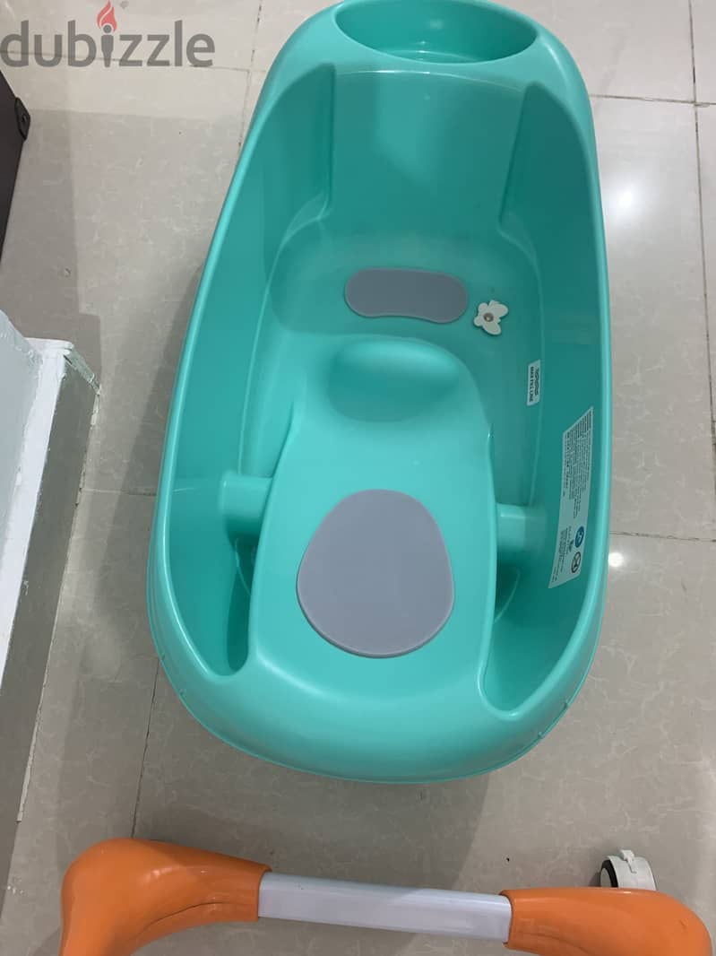 Baby high chair and baby bath tub for sale 1