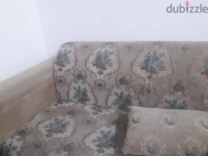 good condition sofa 0